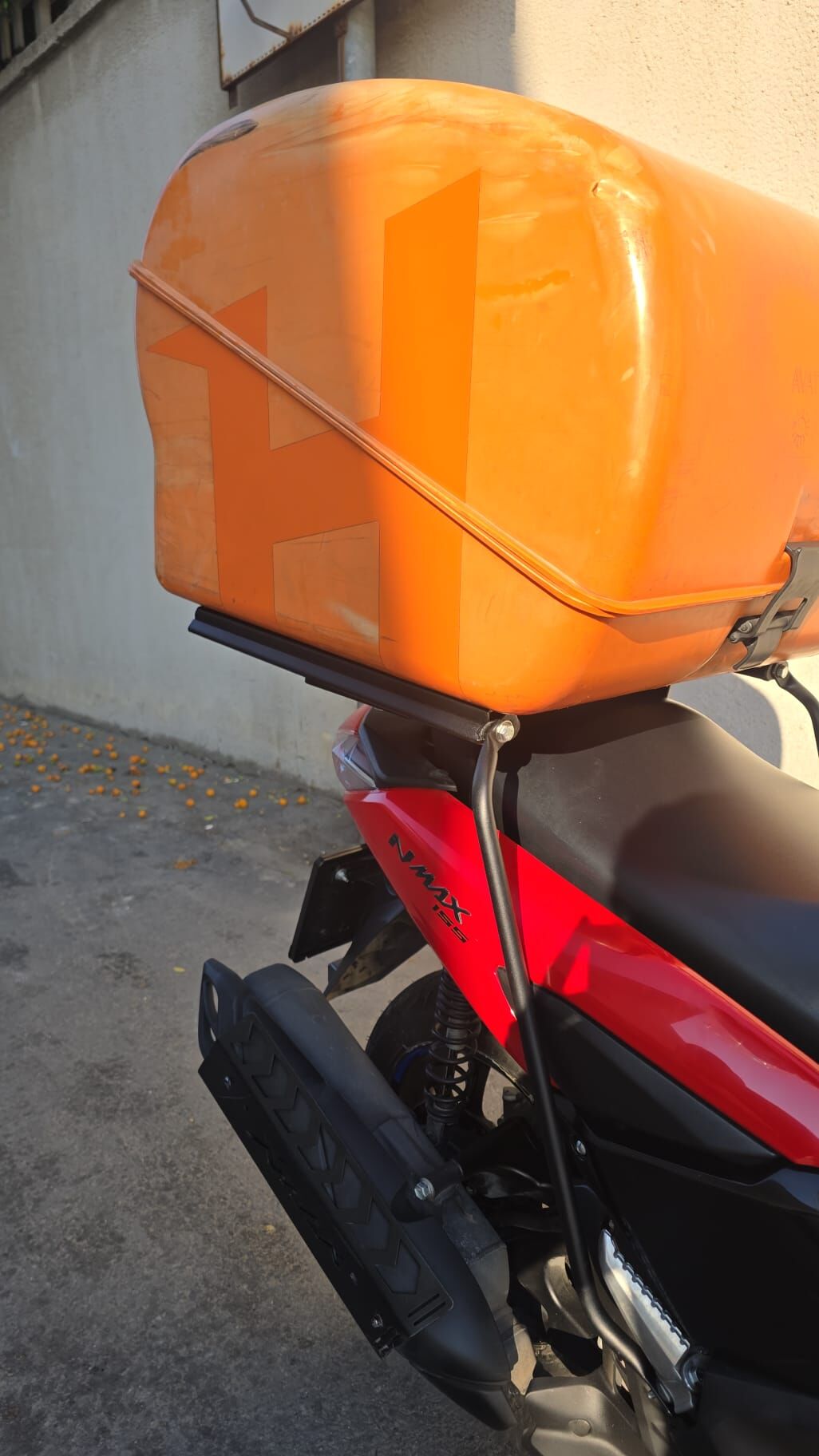 YAMAHA NMAX KIZAKLI KURYE PAKET ÇANTA DEMİRİ