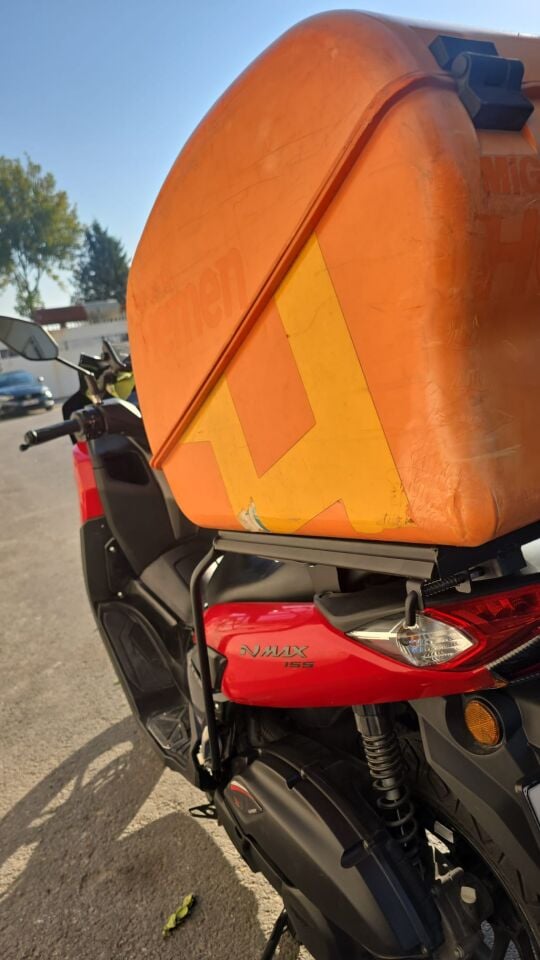 YAMAHA NMAX KIZAKLI KURYE PAKET ÇANTA DEMİRİ