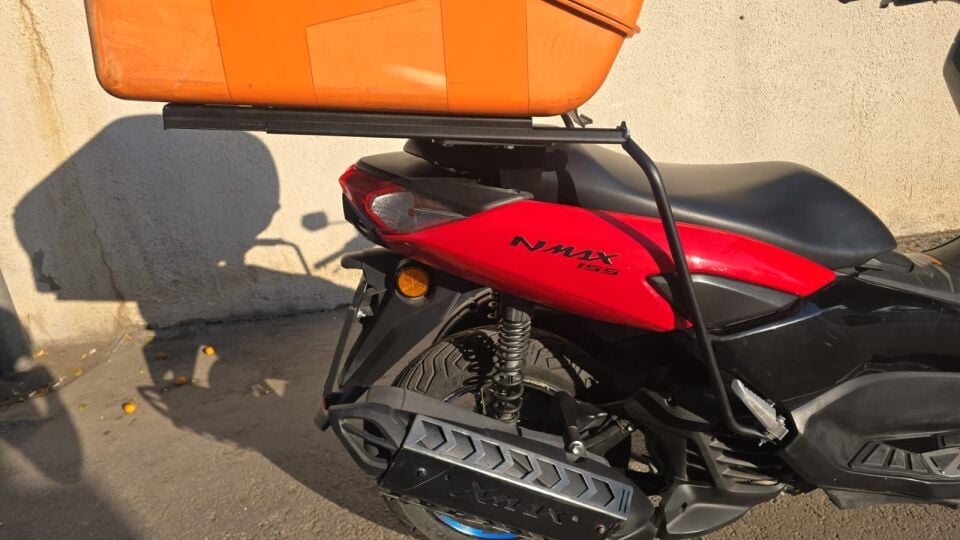 YAMAHA NMAX KIZAKLI KURYE PAKET ÇANTA DEMİRİ