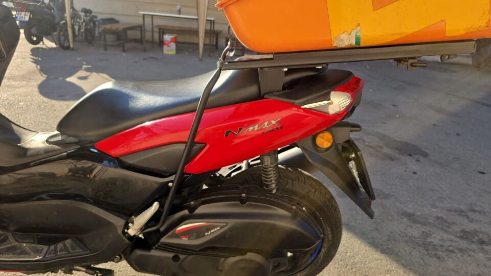 YAMAHA NMAX KIZAKLI KURYE PAKET ÇANTA DEMİRİ