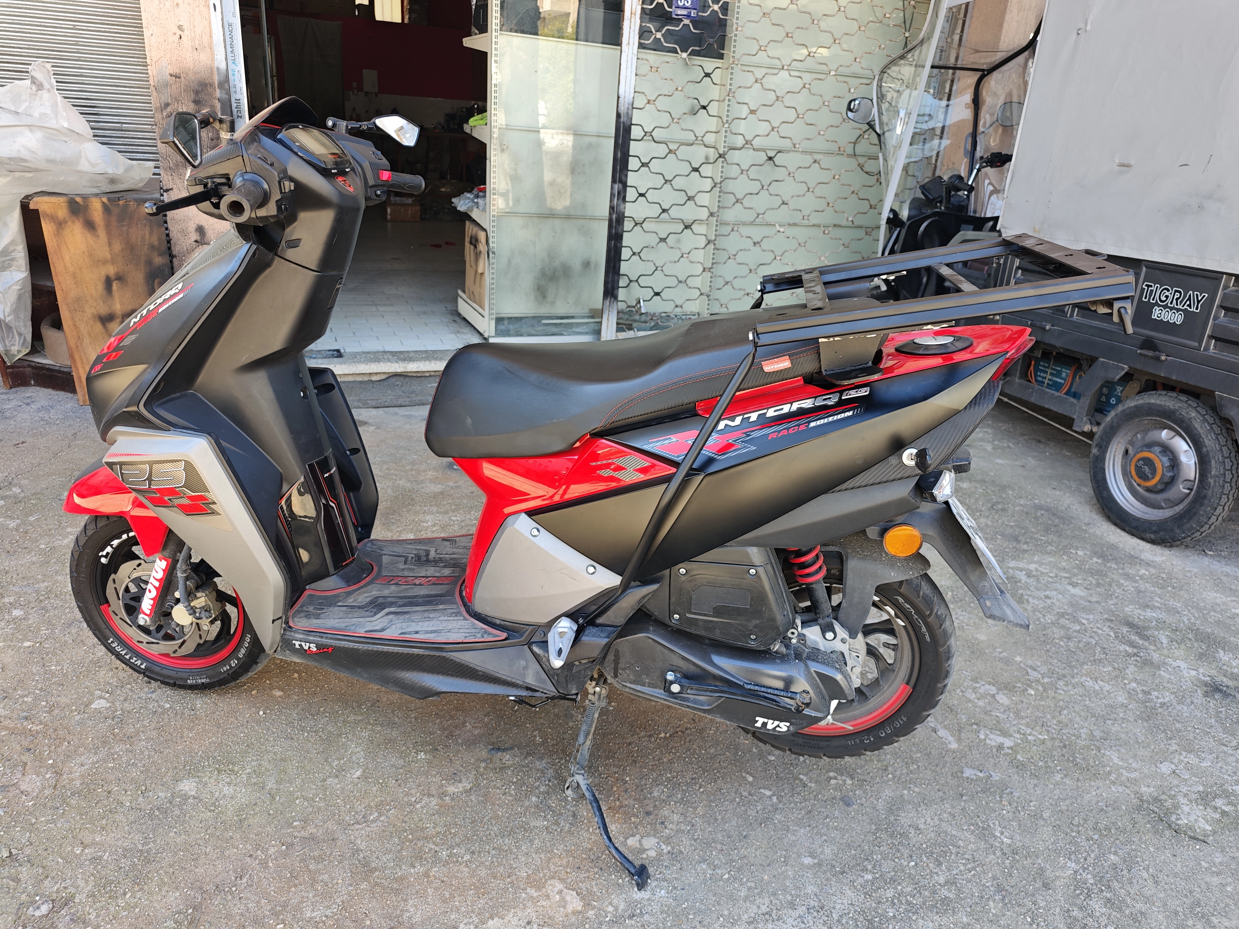TVS NTORQ KIZAKLI KURYE PAKET ÇANTA DEMİRİ 