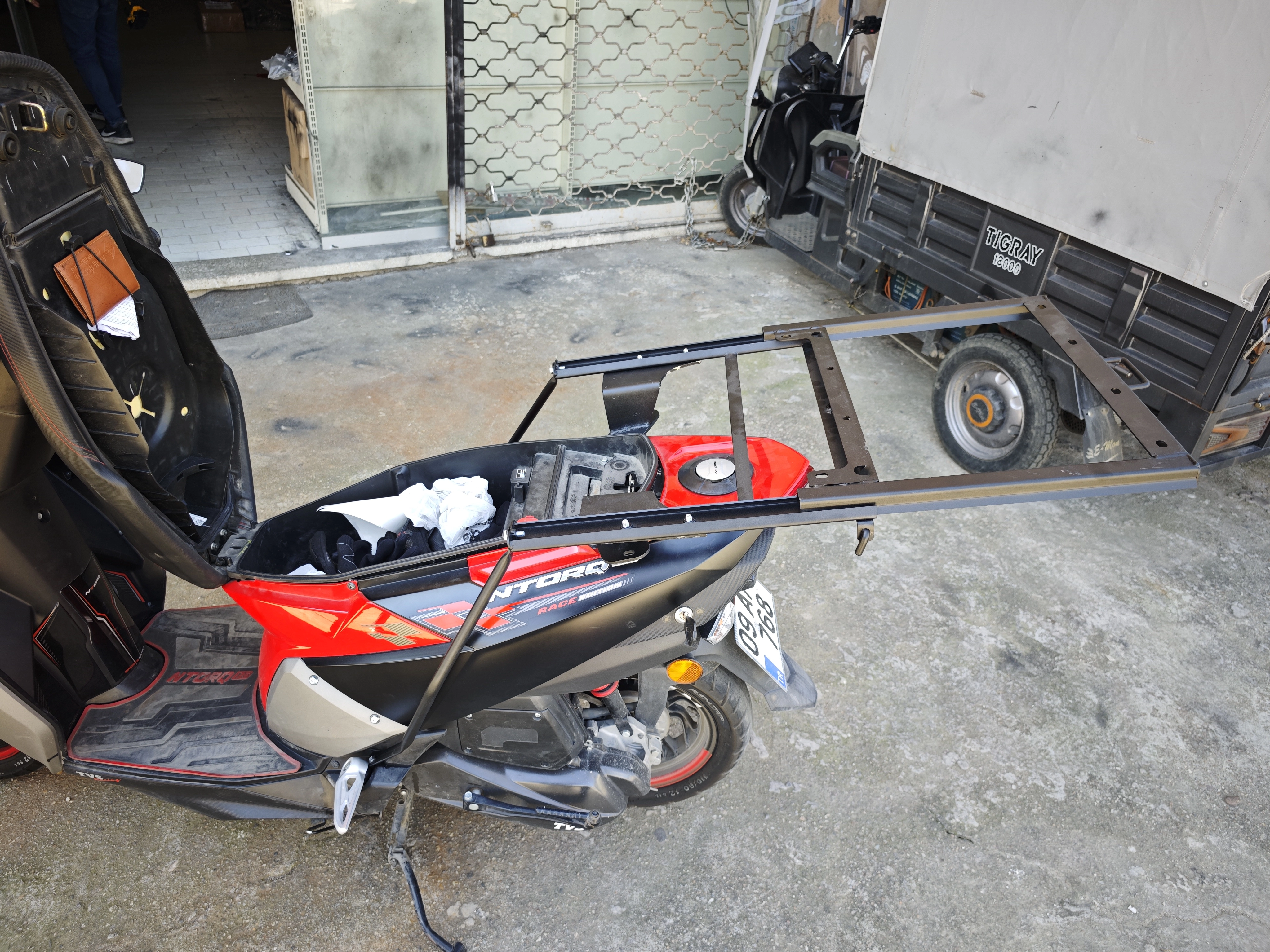 TVS NTORQ KIZAKLI KURYE PAKET ÇANTA DEMİRİ 