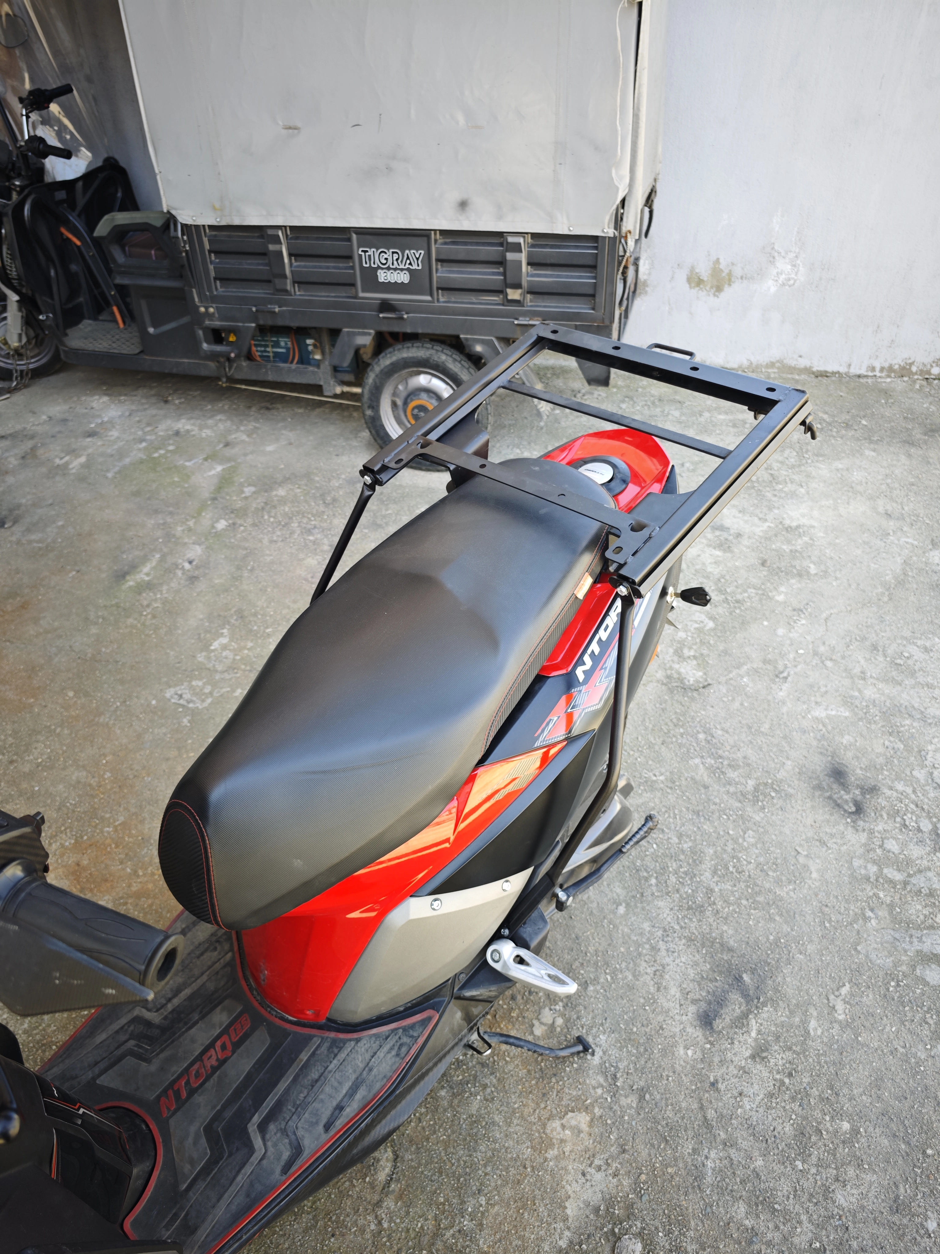 TVS NTORQ KIZAKLI KURYE PAKET ÇANTA DEMİRİ 