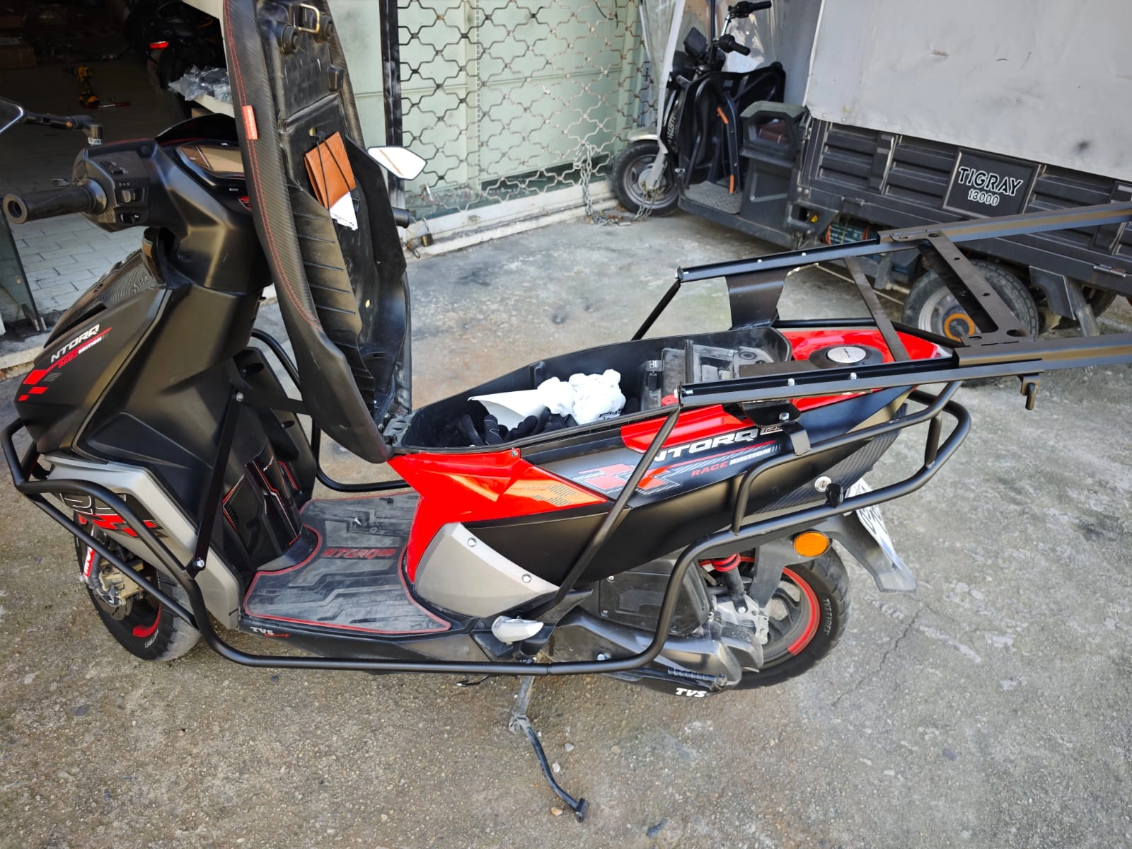 TVS NTORQ KORUMA VE KIZAKLI ÇANTA DEMİRİ